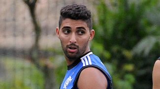 Em treino tático, Jayme escala Frauches ao lado de Chicão