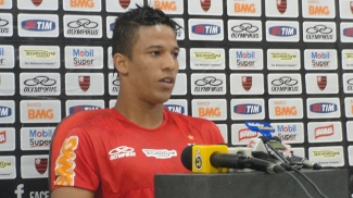 Provável titular, Nixon lembra experiências no profissional e elogia Love