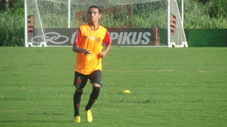 Após virar até máscara de Carnaval, Rafinha se assusta com assédio da torcida