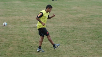 Dorival Júnior pede calma por estreia de Carlos Eduardo