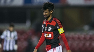 Sob escolta policial, Fla chega ao Rio e Léo Moura tem conversa reservada com torcedores