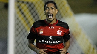 Hernane comemora artilharia do Campeonato Carioca