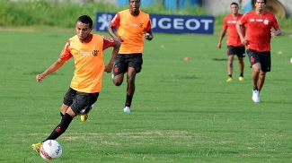 Rafinha tece elogios ao rival Seedorf, a quem assistia só pela tv