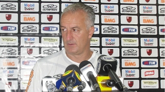 Dorival lamenta saída de Love e aguarda definição sobre Liedson