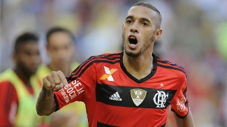 A dois meses do fim do contrato, Fla se mobiliza para confirmar renovação de Paulinho