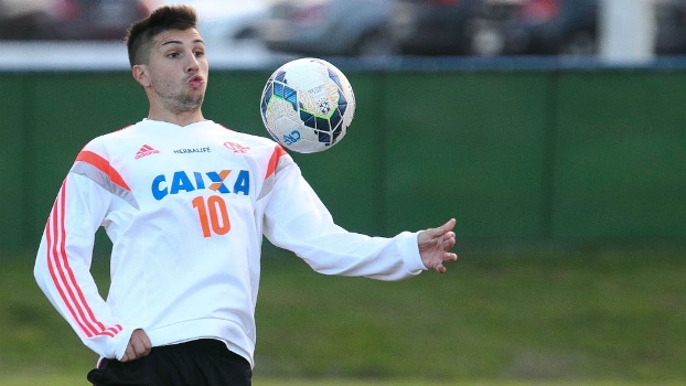 Mugni rejeita oferta para deixar o Fla; Hernane a uma assinatura do adeus