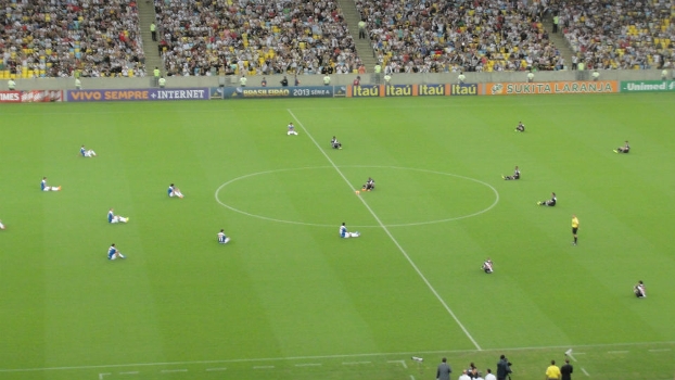 Em novo protesto do Bom Senso, jogadores sentam no gramado após apito inicial
