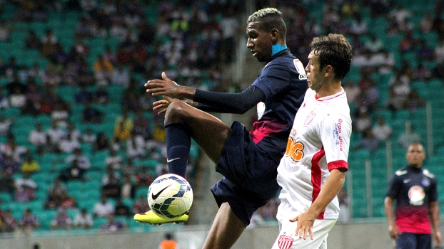 Talisca durante o jogo entre bahia e Villa Nova pela Copa do Brasil