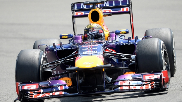 Sebastian Vettel acelera, mas não consegue superar Lewis Hamilton e vai largar em segundo em 'casa' Sebastian Vettel acelera, mas não consegue superar Lewis Hamilton e vai largar em segundo em 'casa'