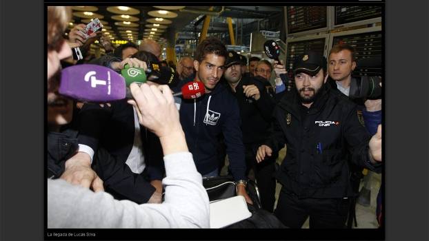 Lucas Silva chega à Espanha e causa confusão no aeroporto; apresentação será segunda