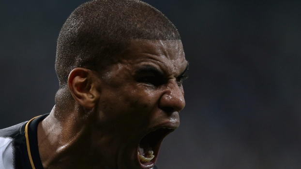 Veias saltam no pescoço e na cabeça do zagueiro atleticano na comemoração do segundo gol