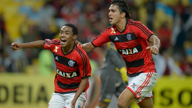 Após gol, Mano elogia Elias e vê jogador voltando ao nível dos tempos de Corinthians