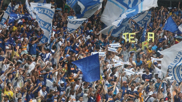 Sem taça original, Cruzeiro dá volta olímpica com presente de rádio