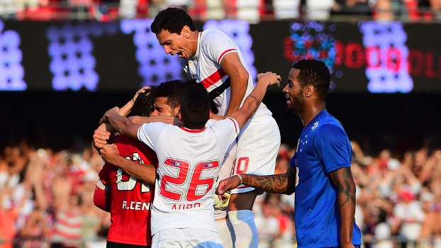 Dedé admite: deveria ter sido expulso após pênalti em Ganso