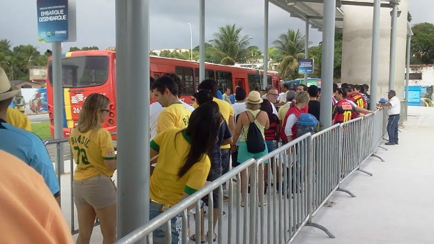 Torcedor que chegou cedo não pegou filas grandes, mas ficou trancado fora a Arena