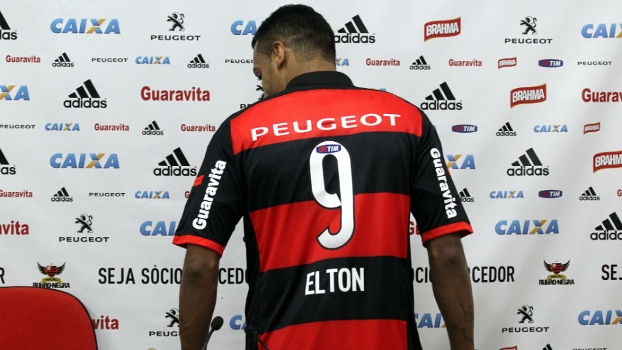 Contratado para substituir Hernane, Elton marca após 3 meses e vê concorrentes em superioridade