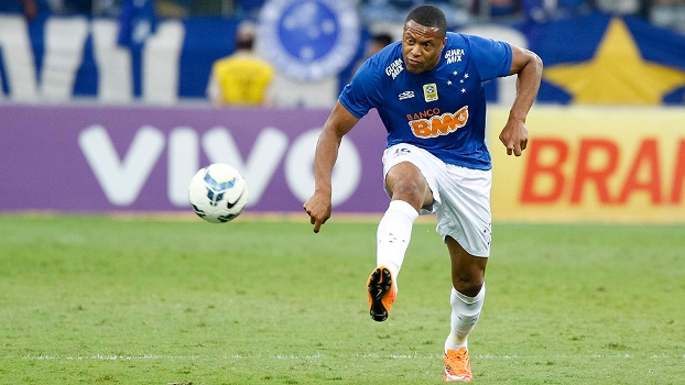 Com sondagem da China, Júlio Baptista pode deixar Cruzeiro e aliviar folha em R$ 1 milhão