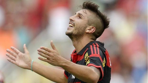 Mesmo diante de vaias, Luxa cogita manter Mugni no time