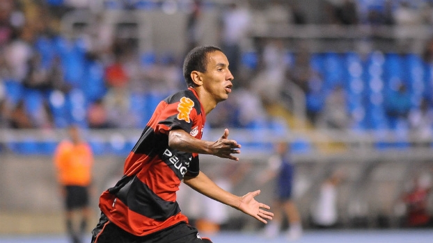 Rafinha desabafa após gol, mas garante: Vou manter os pés no chão