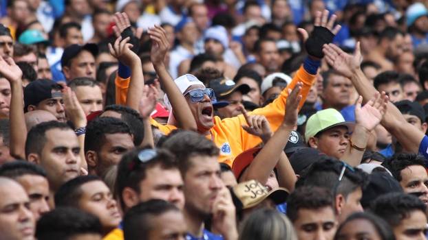 Torcedor do Cruzeiro é detido por jogar bomba em campo durante clássico no Mineirão