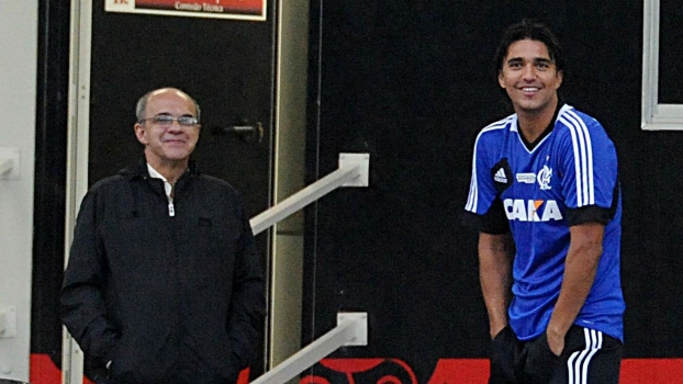 Presidente do Fla visita treino e marca encontro com sócios