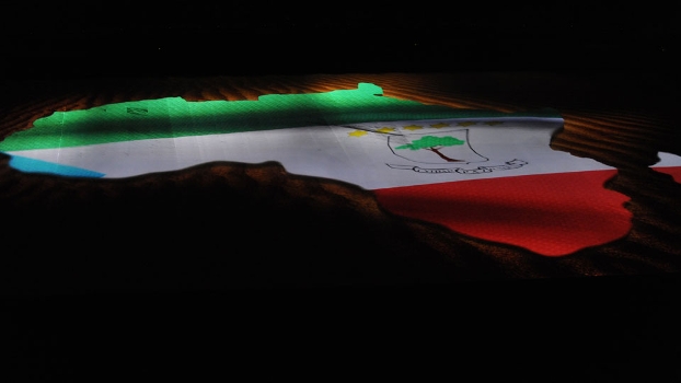 África é coberta pela bandeira da Guiné Equatorial durante cerimônia da CAN-2012 África é coberta pela bandeira da Guiné Equatorial durante cerimônia da CAN-2012