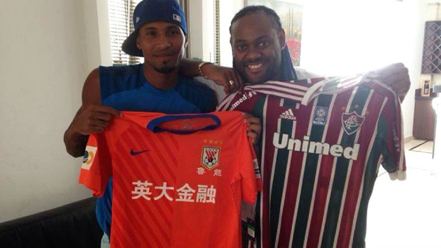 Vagner Love defende Wellington Silva e posa com camisa do Fluminense