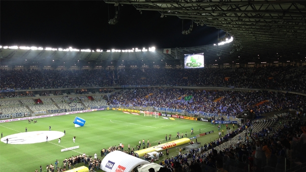 Antes da final, cruzeirenses se divertem comemorando gols antigos no telão