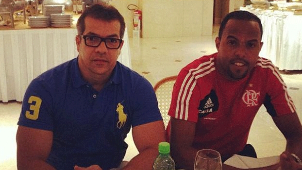 Alecsandro assina contrato já usando a camisa do Flamengo