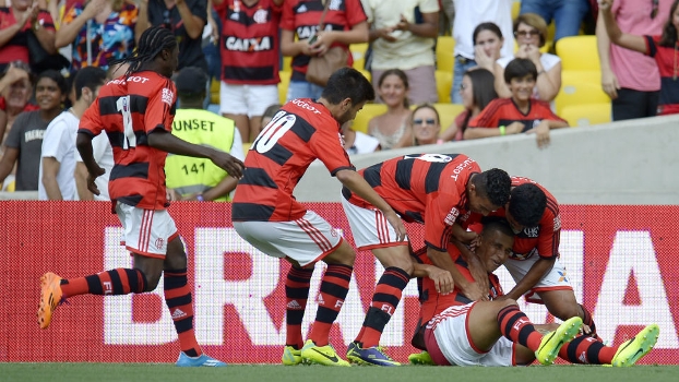 Jayme tenta explicar chuteiras coloridas de Negueba: Não foi para aparecer. Mas na minha época era pretinha
