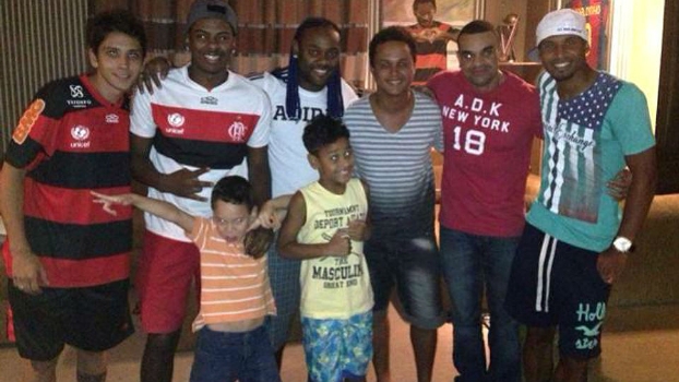 Após foto com Vagner Love, lateral do Fluminense nega ter comemorado título do Flamengo