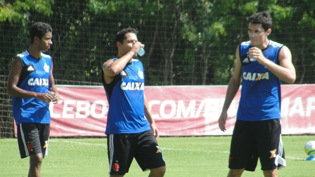 Sob calor intenso, Fla realiza primeiro treino no campo de 2014