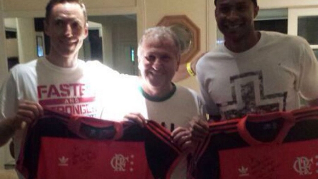 Steve Nash e Leandrinho ganham camisa do Flamengo das mãos de Zico