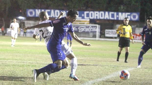 Joel decide, Cruzeiro reage no segundo tempo e vence Democrata de virada na estreia
