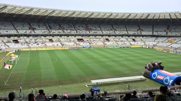 Torcida do Cruzeiro chega cedo pra festa e toma até setor de visitantes