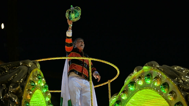 Em desfile emocionante, Zico empolga Sapucaí, une rivais e é reverenciado