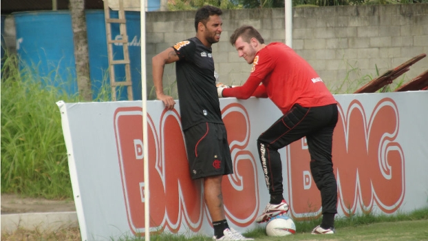 Um dia após desabafo, Ibson sorri e é único titular a aparecer no campo