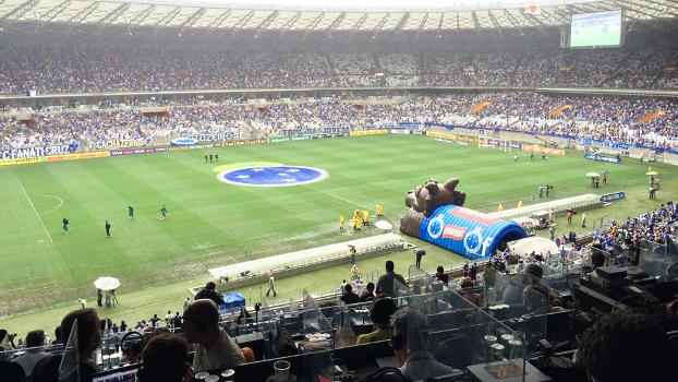 Chuva castiga no Mineirão e funcionários usam rodo para tirar água do gramado