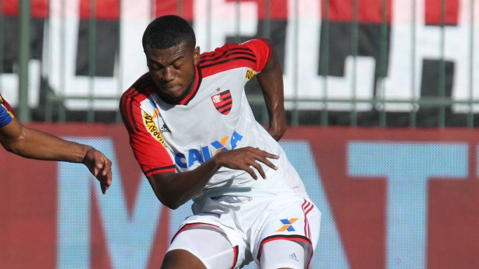 Mesmo com vitória, jogadores do Fla criticam gramado de Los Larios